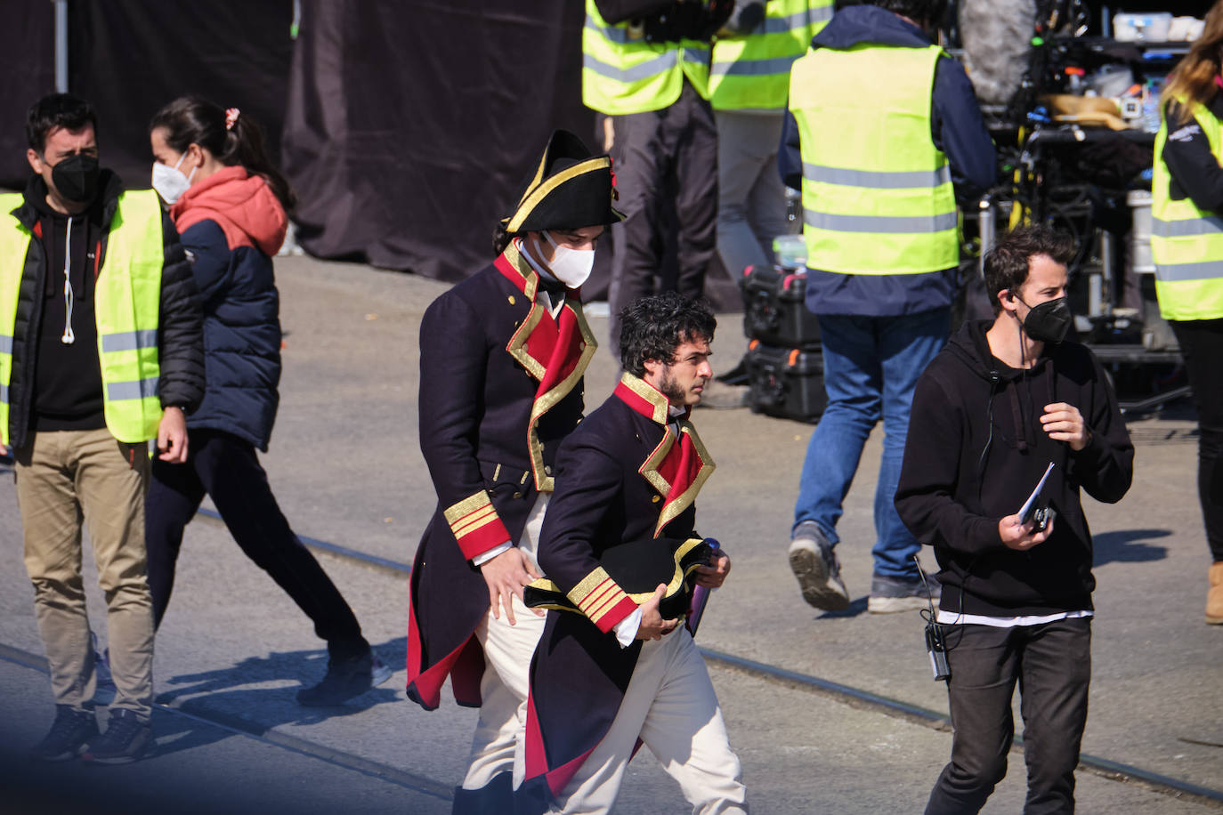 Personas vestidas con atuendo de época, maquilladoras dando los últimos retoques, técnicos de imagen y sonido, pantallas reflectantes y un continuo ir y venir de furgonetas alquiladas de las que descendían desde monjes hasta soldados, pasando por un sinfín de personajes caracterizados con todo lujo de detalle. El puerto de Pasaia se convirtió ayer en un enorme plató cinematográfico al aire libre para rodar uno de los episodios clave de 'La Fortuna', la primera serie para televisión que dirige Alejandro Amenábar.