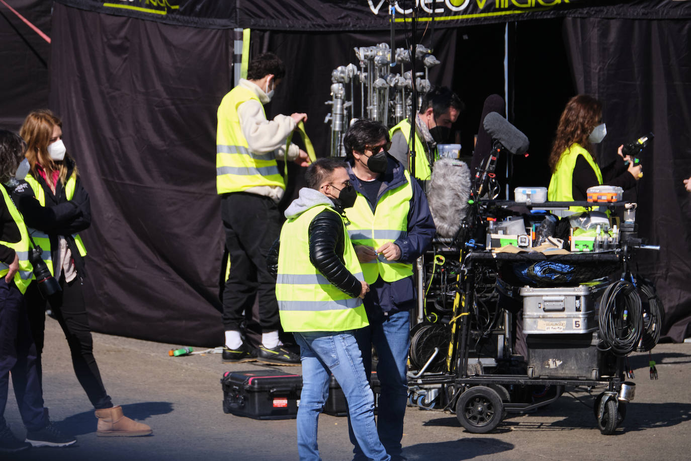 Personas vestidas con atuendo de época, maquilladoras dando los últimos retoques, técnicos de imagen y sonido, pantallas reflectantes y un continuo ir y venir de furgonetas alquiladas de las que descendían desde monjes hasta soldados, pasando por un sinfín de personajes caracterizados con todo lujo de detalle. El puerto de Pasaia se convirtió ayer en un enorme plató cinematográfico al aire libre para rodar uno de los episodios clave de 'La Fortuna', la primera serie para televisión que dirige Alejandro Amenábar.