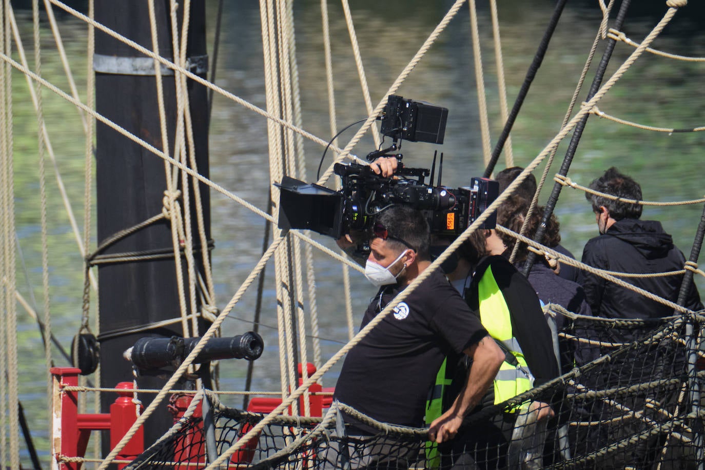 Personas vestidas con atuendo de época, maquilladoras dando los últimos retoques, técnicos de imagen y sonido, pantallas reflectantes y un continuo ir y venir de furgonetas alquiladas de las que descendían desde monjes hasta soldados, pasando por un sinfín de personajes caracterizados con todo lujo de detalle. El puerto de Pasaia se convirtió ayer en un enorme plató cinematográfico al aire libre para rodar uno de los episodios clave de 'La Fortuna', la primera serie para televisión que dirige Alejandro Amenábar.