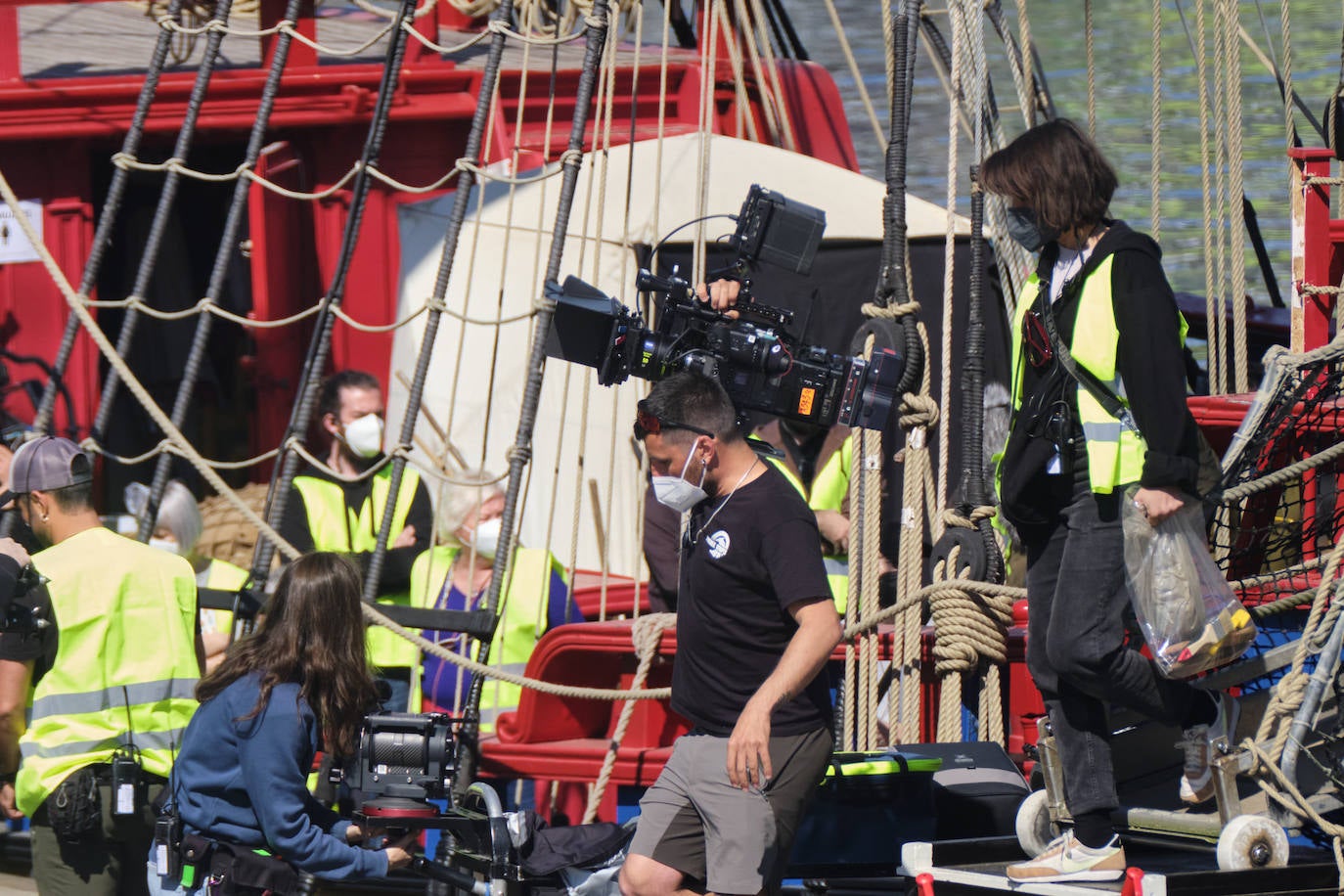 Personas vestidas con atuendo de época, maquilladoras dando los últimos retoques, técnicos de imagen y sonido, pantallas reflectantes y un continuo ir y venir de furgonetas alquiladas de las que descendían desde monjes hasta soldados, pasando por un sinfín de personajes caracterizados con todo lujo de detalle. El puerto de Pasaia se convirtió ayer en un enorme plató cinematográfico al aire libre para rodar uno de los episodios clave de 'La Fortuna', la primera serie para televisión que dirige Alejandro Amenábar.