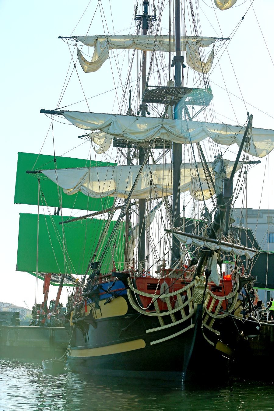 Personas vestidas con atuendo de época, maquilladoras dando los últimos retoques, técnicos de imagen y sonido, pantallas reflectantes y un continuo ir y venir de furgonetas alquiladas de las que descendían desde monjes hasta soldados, pasando por un sinfín de personajes caracterizados con todo lujo de detalle. El puerto de Pasaia se convirtió ayer en un enorme plató cinematográfico al aire libre para rodar uno de los episodios clave de 'La Fortuna', la primera serie para televisión que dirige Alejandro Amenábar.