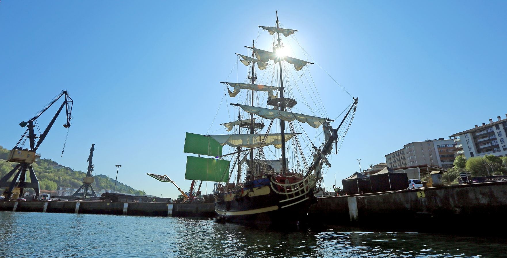 Personas vestidas con atuendo de época, maquilladoras dando los últimos retoques, técnicos de imagen y sonido, pantallas reflectantes y un continuo ir y venir de furgonetas alquiladas de las que descendían desde monjes hasta soldados, pasando por un sinfín de personajes caracterizados con todo lujo de detalle. El puerto de Pasaia se convirtió ayer en un enorme plató cinematográfico al aire libre para rodar uno de los episodios clave de 'La Fortuna', la primera serie para televisión que dirige Alejandro Amenábar.