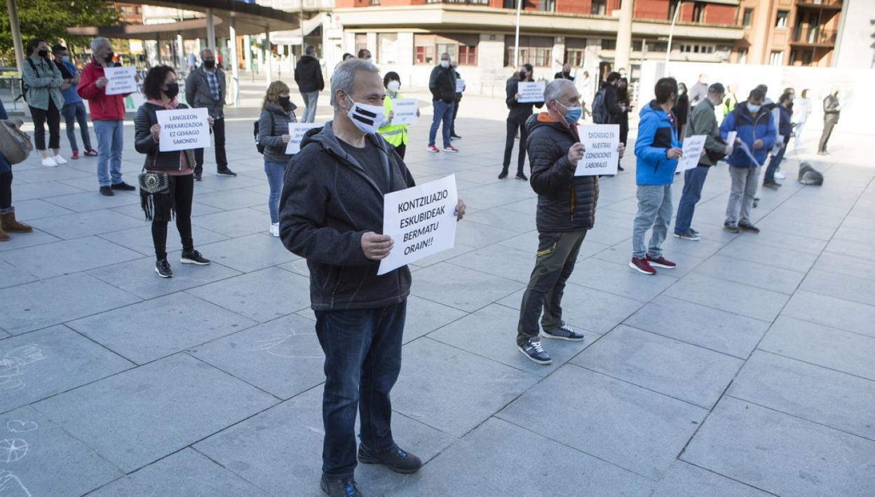Decenas de trabajadores se concentraron ayer en San Juan. 