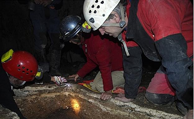 Juan Luis Arsuaga, en el yacimiento de la Galería de las Estatuas. 