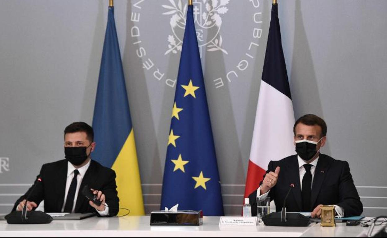 Macron se reúne con el presidente de Ucrania, Volodymyr Zelensky.