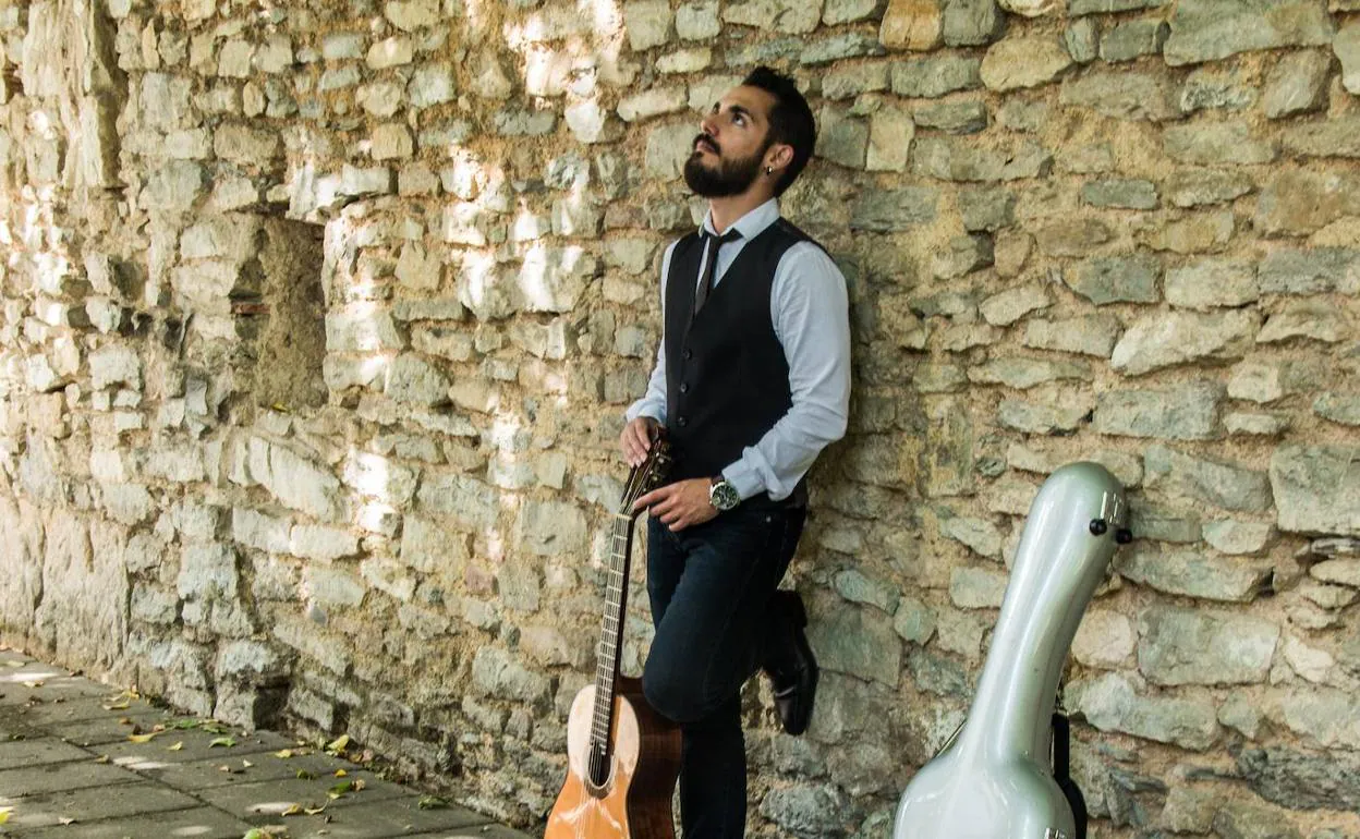 El guitarrista donostiarra Unai Insausti, junto a su guitarra. 
