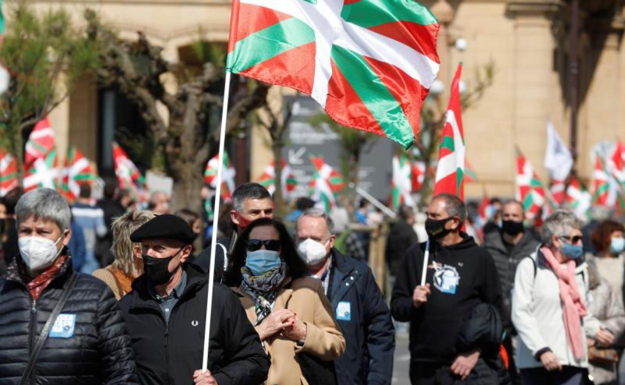 Miembros y simpatizantes de Sortu participan este sábado en San Sebastián con motivo del Día Internacional de los Presos Políticos.