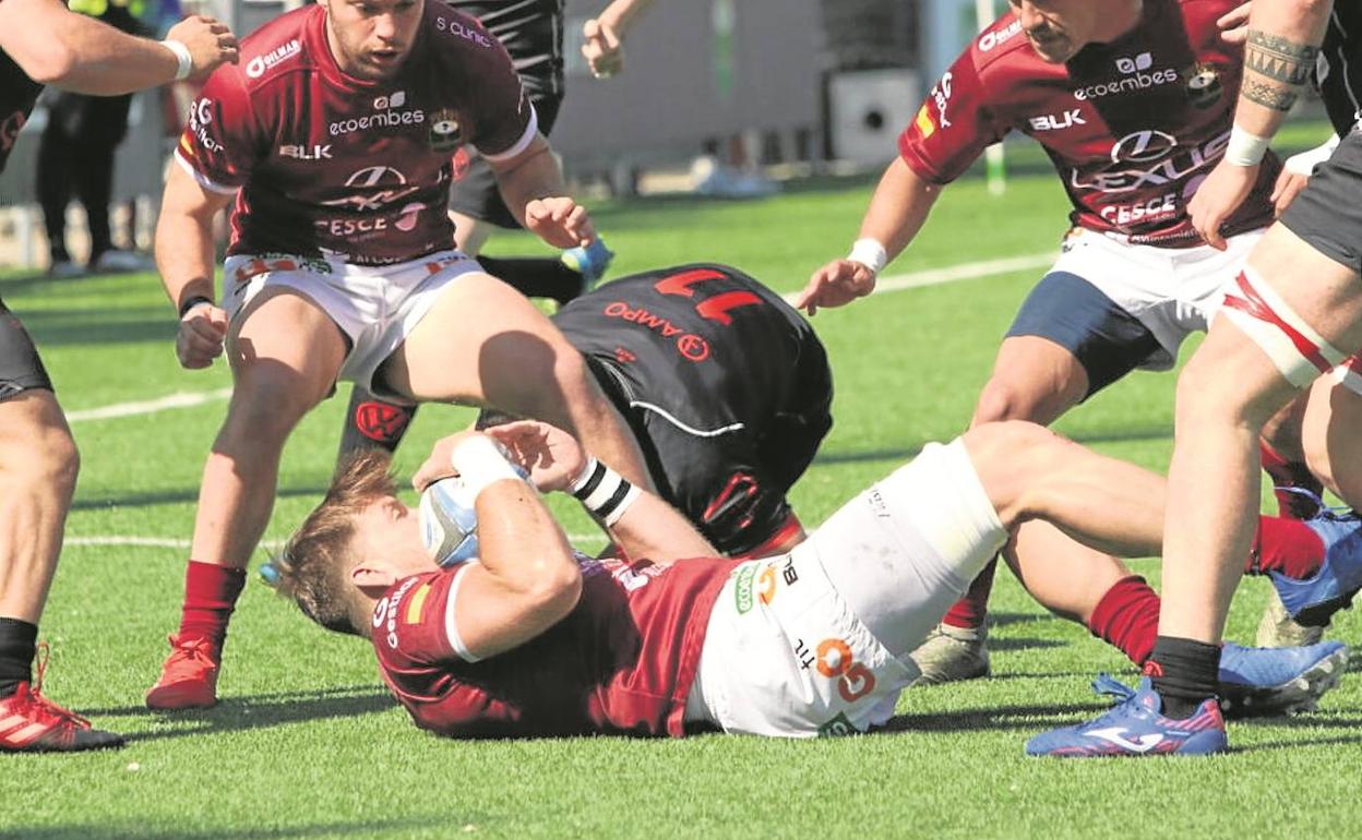 Agustin Schab, del Alcobendas, cae ante el empuje ordiziarra. 