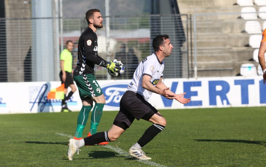 Los irundarras han dominado el duelo ante los aragoneses en la primera mitad, especialmente al comienzo, pero no han conseguido subir al marcador el primero de la tarde antes del descanso.