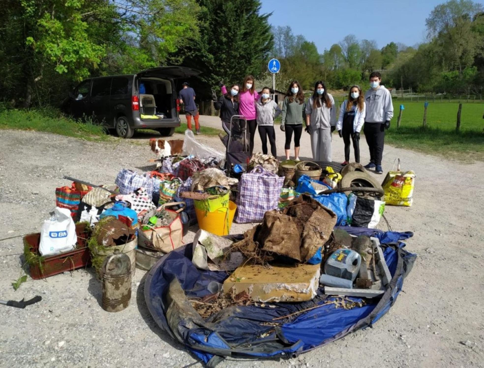 Recogida de basura realizada hace unas semanas en la zona de Meaka.