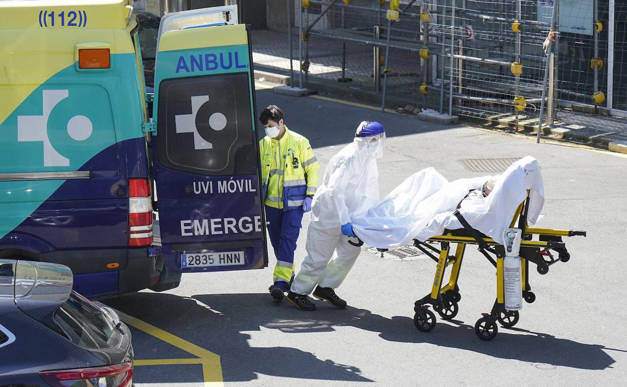 Un paciente es trasladado a las Urgencias del Hospital Universitario Donostia esta semana.