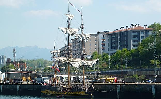 Imagen principal - La fragata en el puerto de Pasaia.