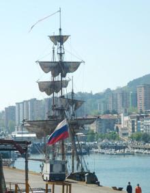 Imagen secundaria 2 - La fragata en el puerto de Pasaia.