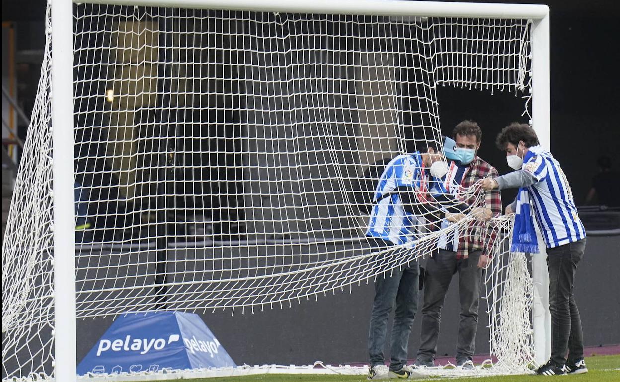 Gorka Otxoa corta la red de la portería en la que Oyarzabal marcó el histórico gol de penalti.