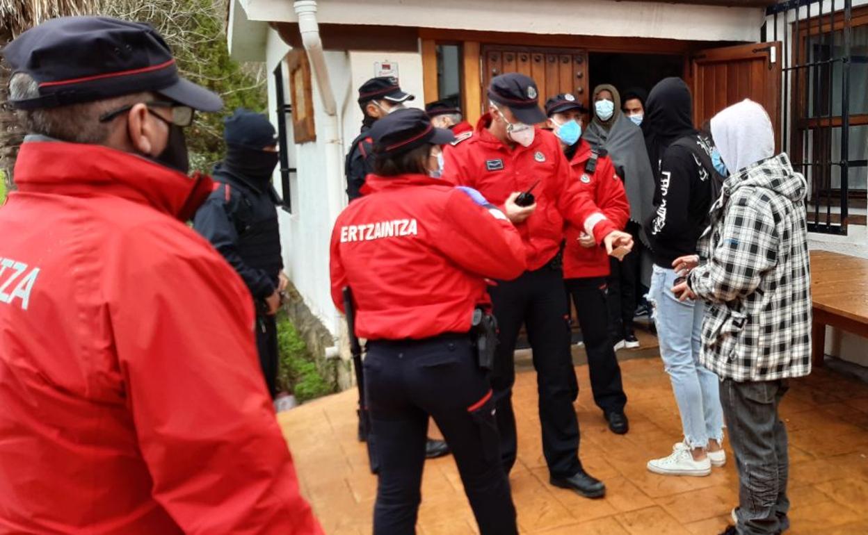La Ertzatinza identifica a los participantes en una fiesa ilegal.