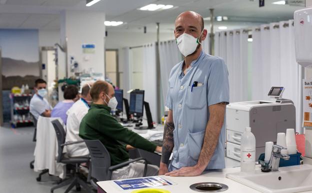 El enfermero de Urgencias Manu Carrascoso, en el Hospital del Bidasoa.