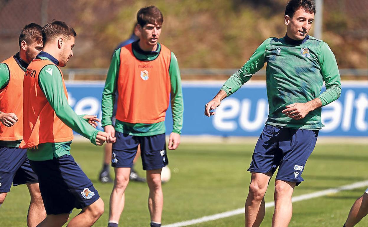 Gorosabel, Portu, Aritz, Oyarzabal, Monreal y Le Normand, durante un ejercicio en Zubieta. 