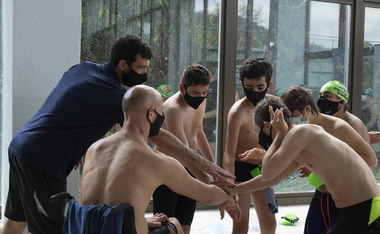 Lizar Irazusta y Richar Oribe, del club Konporta, con varios de sus nadadores. 