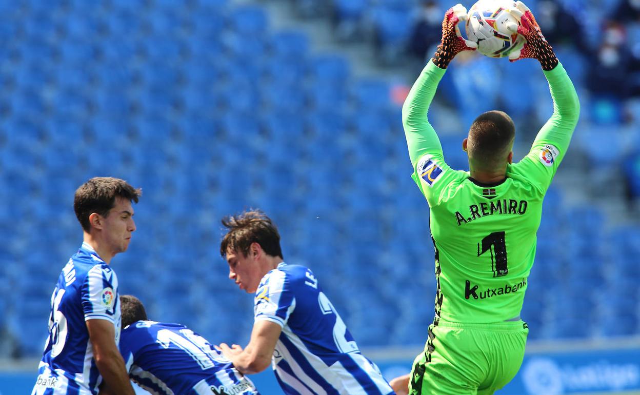 Remiro bloca un balón por alto ayer en el Reale Arena ante Zubimendi y Le Normand. 