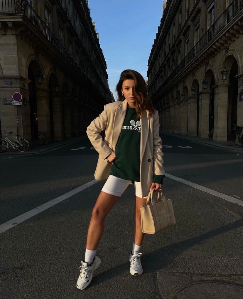 La 'influencer' gallega cuenta con más de 2 millones de seguidores. ¿La razón? Su estilo fresco, minimal y sofisticado. Alexandra, que se mudó a la capital francesa hace unos meses, ha causado auténtica sensación con sus últimos 'outfit' llenos de glamour. Independientemente de la temporada, es una mujer que se adapta a cada campaña o contexto, impulsando 'outfits' extremadamente trabajados y perfectos. Apuesta por mucho vestido y falda, pero Alexandra también opta por ropa casual, incluyendo accesorios más ‘cool’ y exclusivos para elevar esos looks