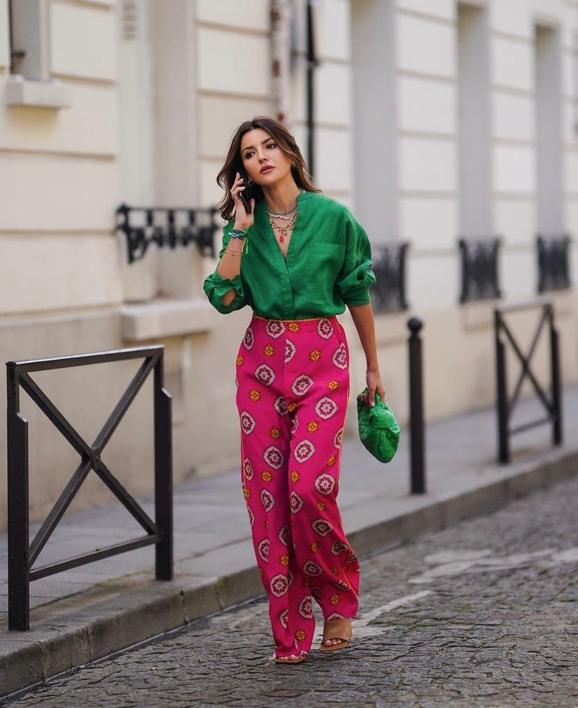 La 'influencer' gallega cuenta con más de 2 millones de seguidores. ¿La razón? Su estilo fresco, minimal y sofisticado. Alexandra, que se mudó a la capital francesa hace unos meses, ha causado auténtica sensación con sus últimos 'outfit' llenos de glamour. Independientemente de la temporada, es una mujer que se adapta a cada campaña o contexto, impulsando 'outfits' extremadamente trabajados y perfectos. Apuesta por mucho vestido y falda, pero Alexandra también opta por ropa casual, incluyendo accesorios más ‘cool’ y exclusivos para elevar esos looks