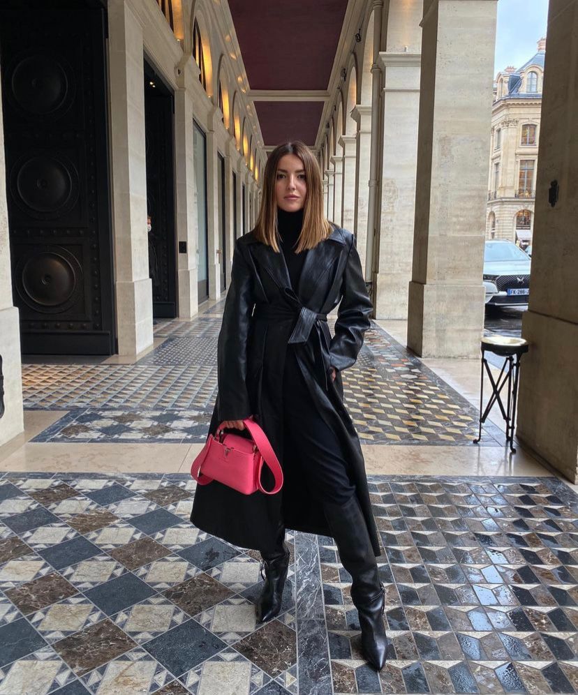 La 'influencer' gallega cuenta con más de 2 millones de seguidores. ¿La razón? Su estilo fresco, minimal y sofisticado. Alexandra, que se mudó a la capital francesa hace unos meses, ha causado auténtica sensación con sus últimos 'outfit' llenos de glamour. Independientemente de la temporada, es una mujer que se adapta a cada campaña o contexto, impulsando 'outfits' extremadamente trabajados y perfectos. Apuesta por mucho vestido y falda, pero Alexandra también opta por ropa casual, incluyendo accesorios más ‘cool’ y exclusivos para elevar esos looks