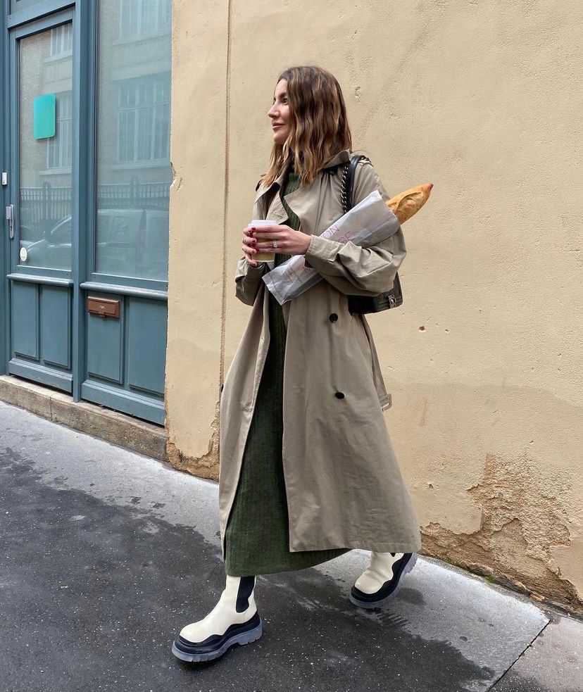 La 'influencer' gallega cuenta con más de 2 millones de seguidores. ¿La razón? Su estilo fresco, minimal y sofisticado. Alexandra, que se mudó a la capital francesa hace unos meses, ha causado auténtica sensación con sus últimos 'outfit' llenos de glamour. Independientemente de la temporada, es una mujer que se adapta a cada campaña o contexto, impulsando 'outfits' extremadamente trabajados y perfectos. Apuesta por mucho vestido y falda, pero Alexandra también opta por ropa casual, incluyendo accesorios más ‘cool’ y exclusivos para elevar esos looks