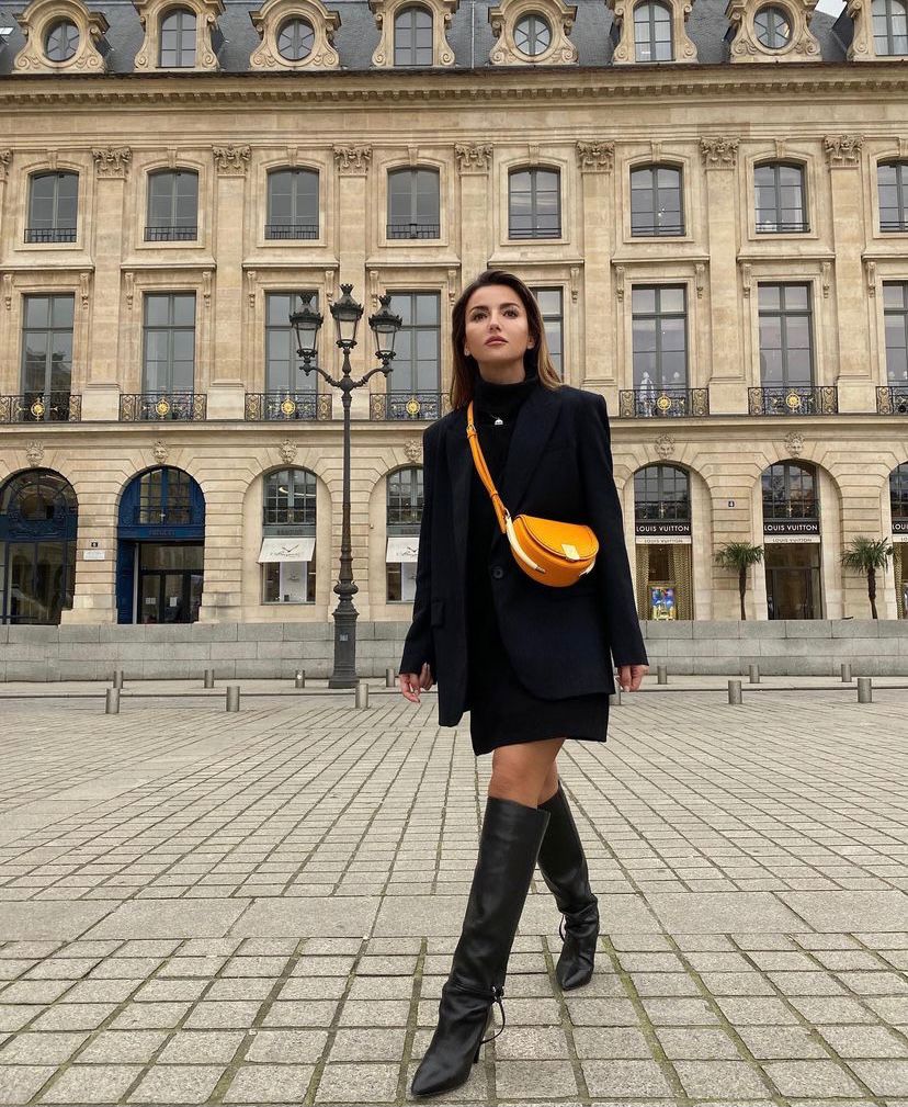 La 'influencer' gallega cuenta con más de 2 millones de seguidores. ¿La razón? Su estilo fresco, minimal y sofisticado. Alexandra, que se mudó a la capital francesa hace unos meses, ha causado auténtica sensación con sus últimos 'outfit' llenos de glamour. Independientemente de la temporada, es una mujer que se adapta a cada campaña o contexto, impulsando 'outfits' extremadamente trabajados y perfectos. Apuesta por mucho vestido y falda, pero Alexandra también opta por ropa casual, incluyendo accesorios más ‘cool’ y exclusivos para elevar esos looks