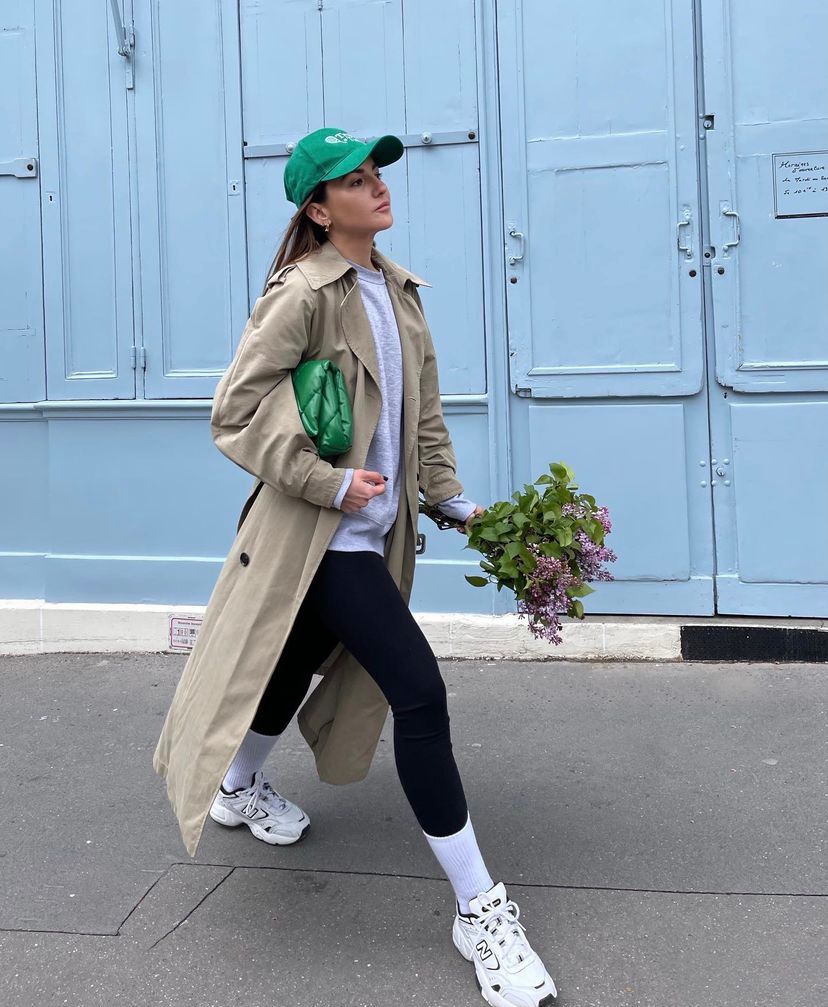 La 'influencer' gallega cuenta con más de 2 millones de seguidores. ¿La razón? Su estilo fresco, minimal y sofisticado. Alexandra, que se mudó a la capital francesa hace unos meses, ha causado auténtica sensación con sus últimos 'outfit' llenos de glamour. Independientemente de la temporada, es una mujer que se adapta a cada campaña o contexto, impulsando 'outfits' extremadamente trabajados y perfectos. Apuesta por mucho vestido y falda, pero Alexandra también opta por ropa casual, incluyendo accesorios más ‘cool’ y exclusivos para elevar esos looks