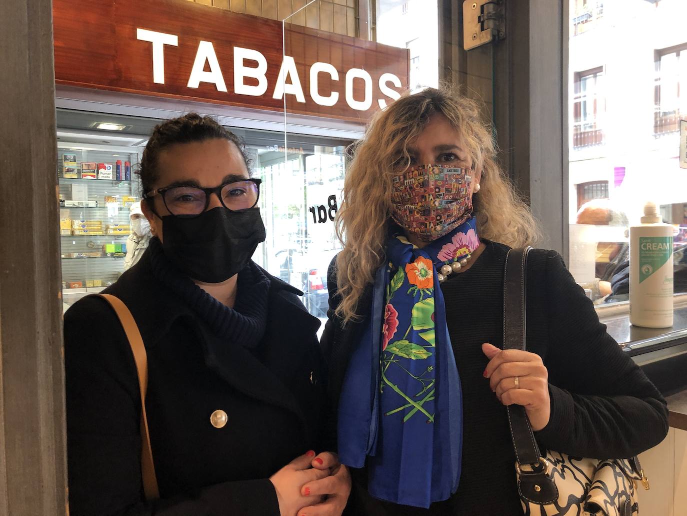 Imagen secundaria 1 - 1.- Algunos establecimientos sin terraza han opctado por no abrir 2.- Dos clientas en la puerta del bar Antonio sin poder acceder y 3.- El exterior del bar abarrotado de clientes tomando café a media mañana 