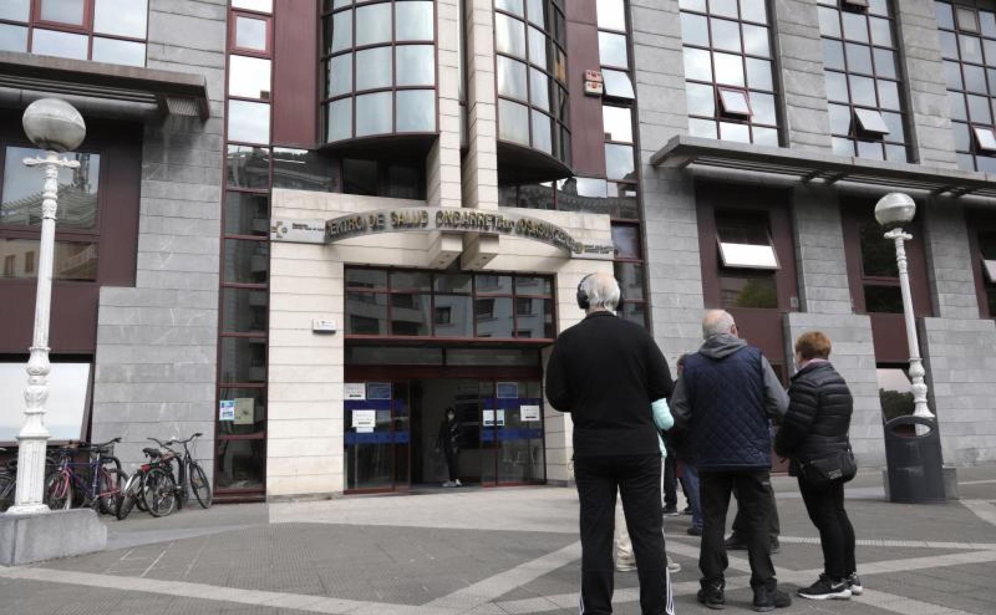 Cola en el ambulatorio de Ondarreta para preguntar por la vacunación. 