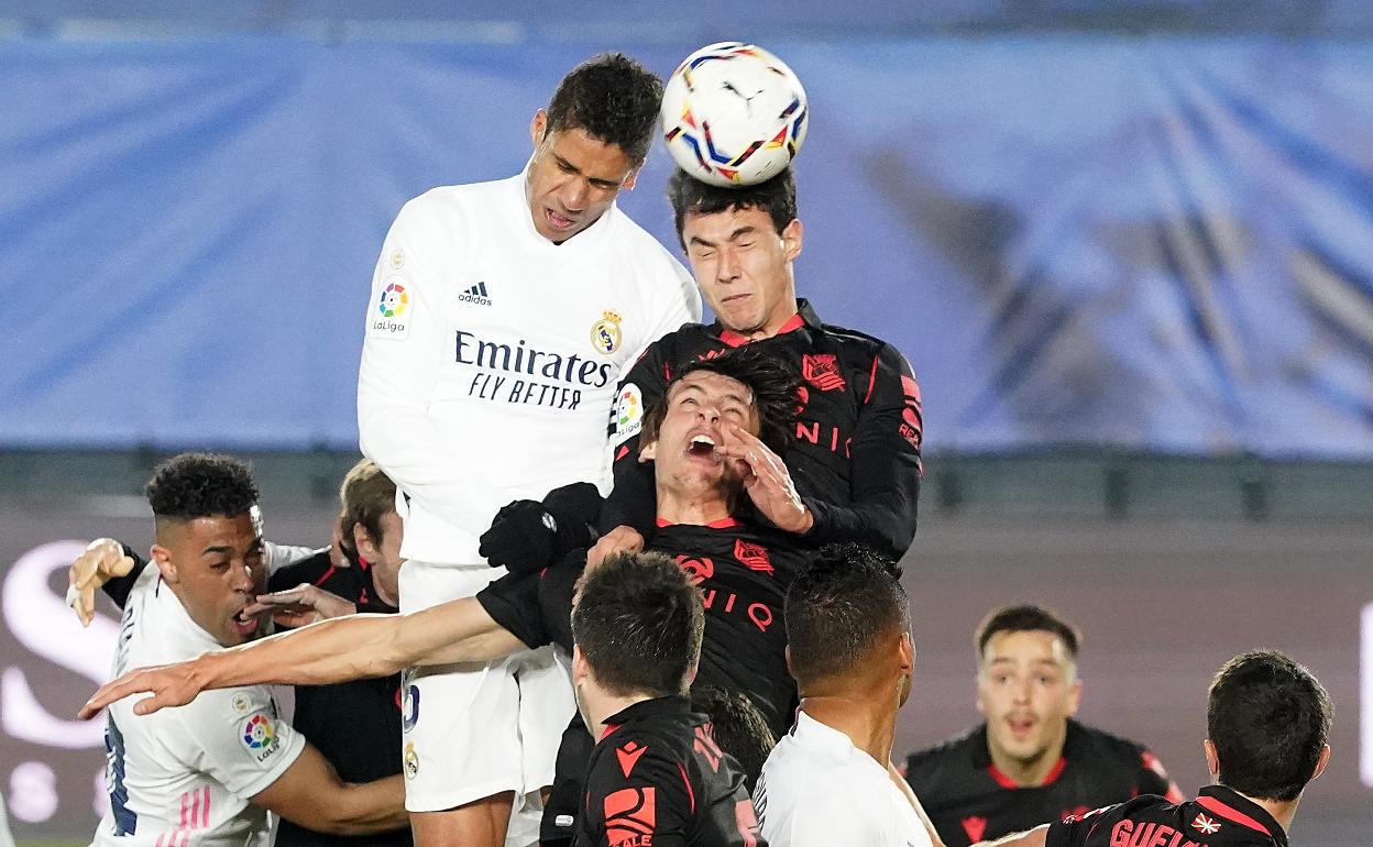 Varane y Zubimendi tratan de ganar el balón de cabeza en el enfrentamiento que jugaron Real Madrid y Real en Valdebebas. 