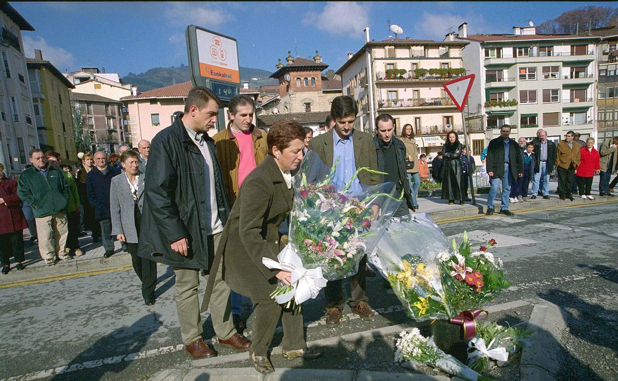 Representantes municipales de Beasain durante la ofrenda floral realizada al día siguiente del asesinato de Arostegi y Mijangos en 2001.
