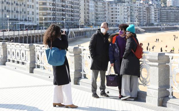 Euskadi suma 779 positivos y 115 ingresos en un día sin que se vislumbre un cambio de tendencia 