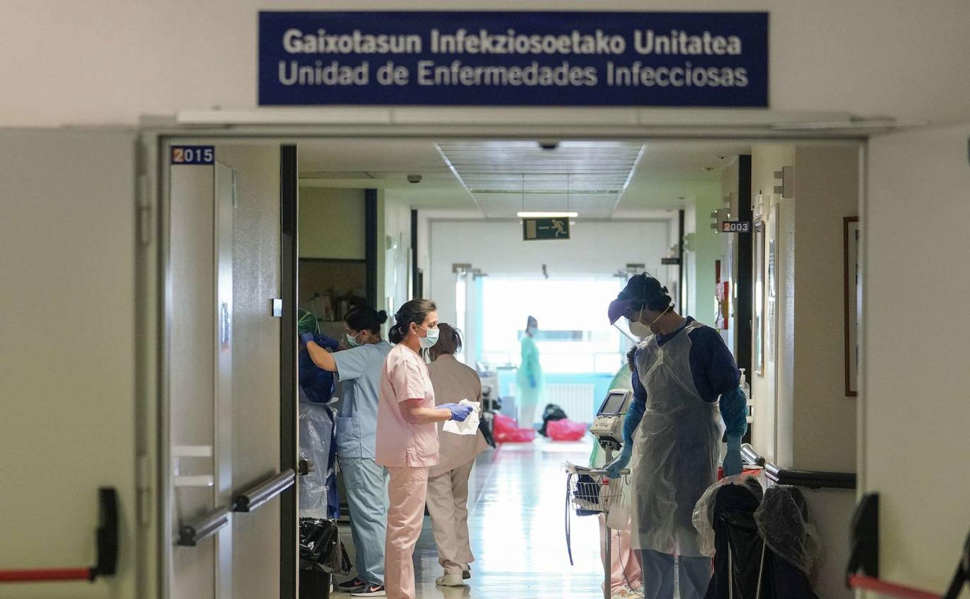 Varios sanitarios trabajan en el Hospital Donostia. 