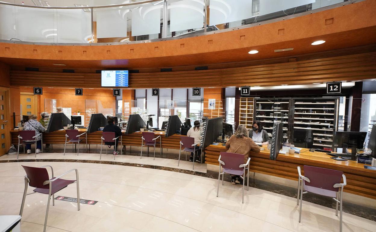 Los primeros contribuyentes realizaron ayer la declaración de la Renta atendidos por los técnicos de Hacienda, en la sede central de Errotaburu. 