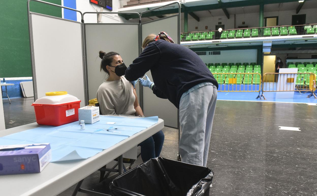 Proceso de vacunación en el frontón de Tolosa 