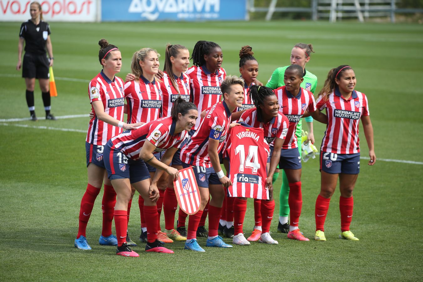 Nerea Eizaguirre protege un balón ante dos jugadoras del Atlético de Madrid. 