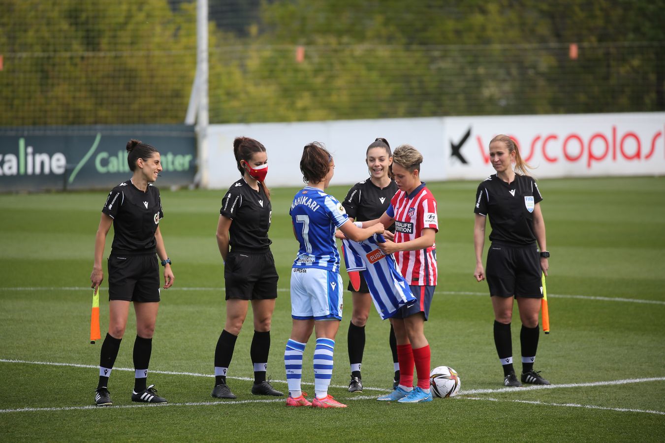 Nerea Eizaguirre protege un balón ante dos jugadoras del Atlético de Madrid. 
