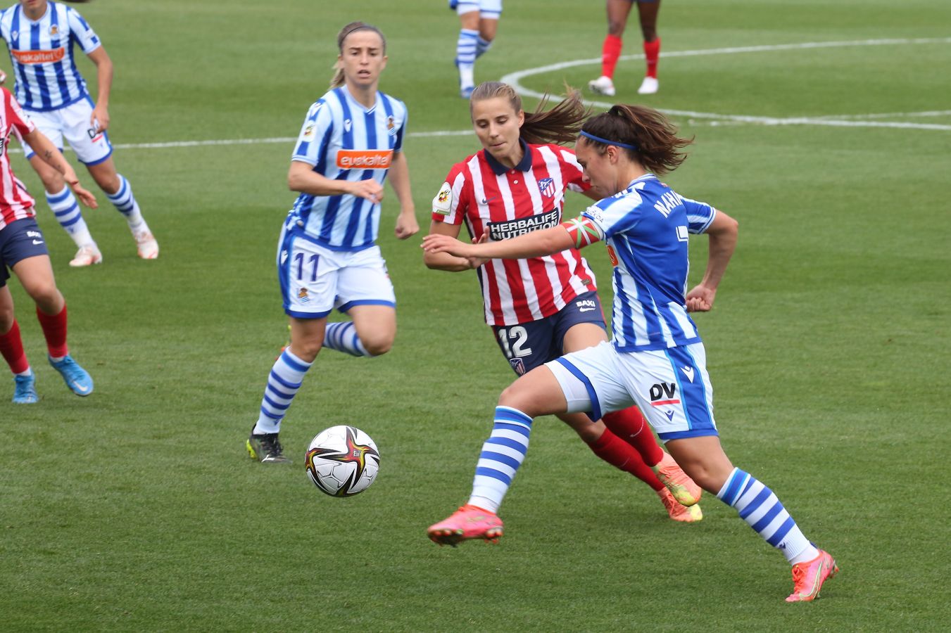Nerea Eizaguirre protege un balón ante dos jugadoras del Atlético de Madrid. 
