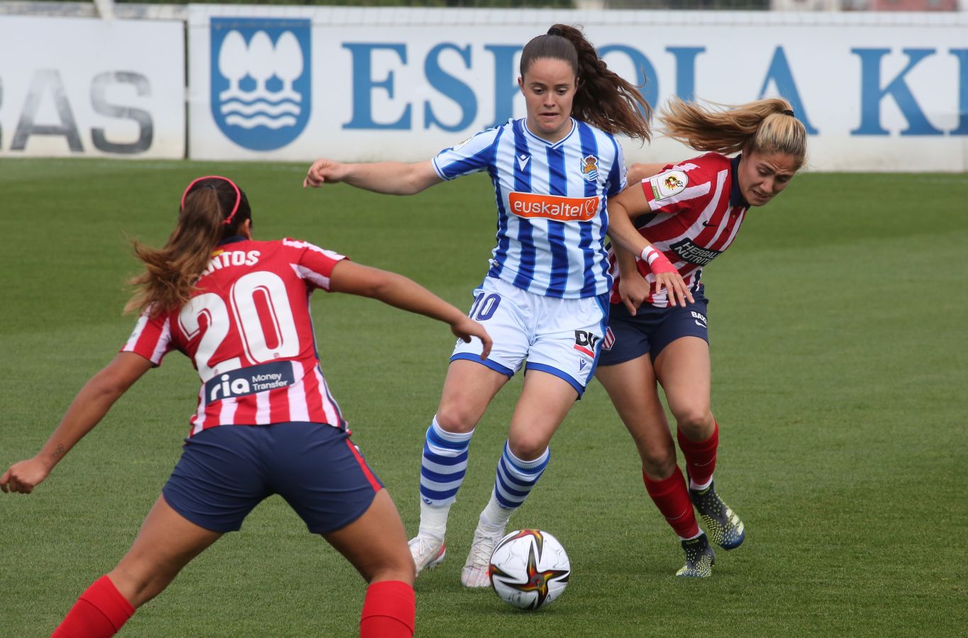 Nerea Eizaguirre protege un balón ante dos jugadoras del Atlético de Madrid. 