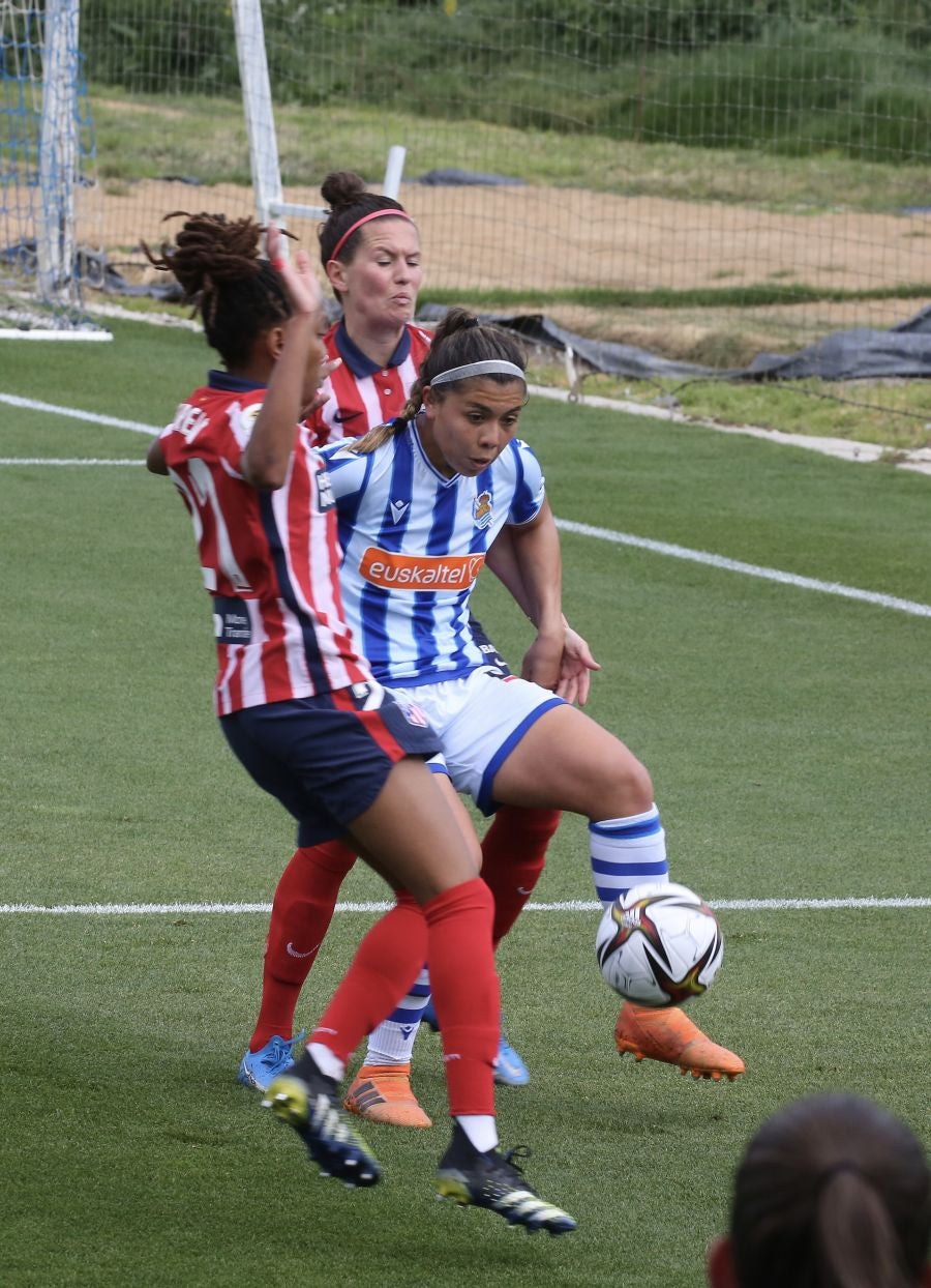 Nerea Eizaguirre protege un balón ante dos jugadoras del Atlético de Madrid. 