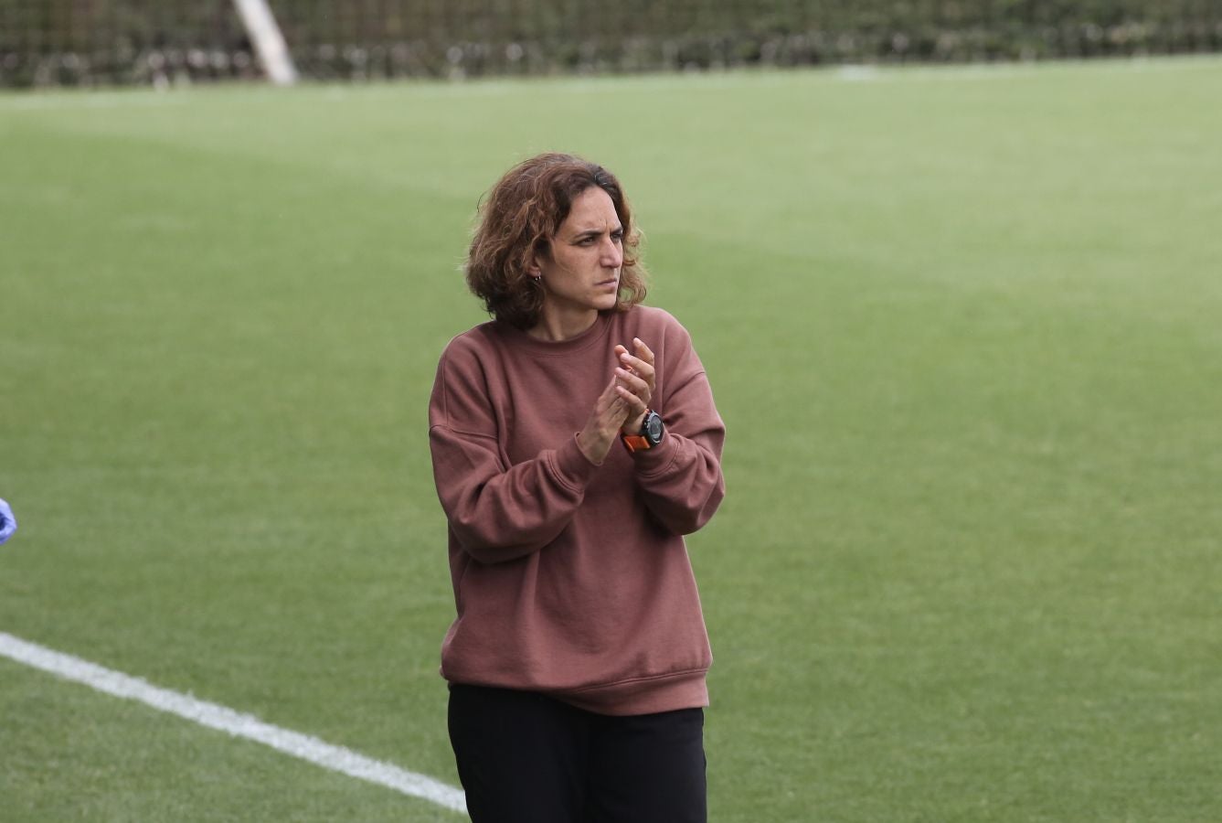 Nerea Eizaguirre protege un balón ante dos jugadoras del Atlético de Madrid. 