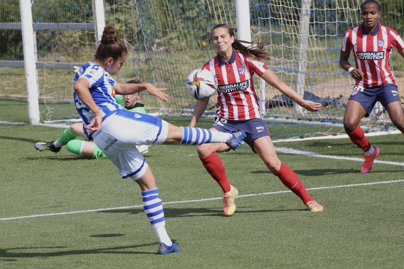Nerea Eizaguirre protege un balón ante dos jugadoras del Atlético de Madrid. 