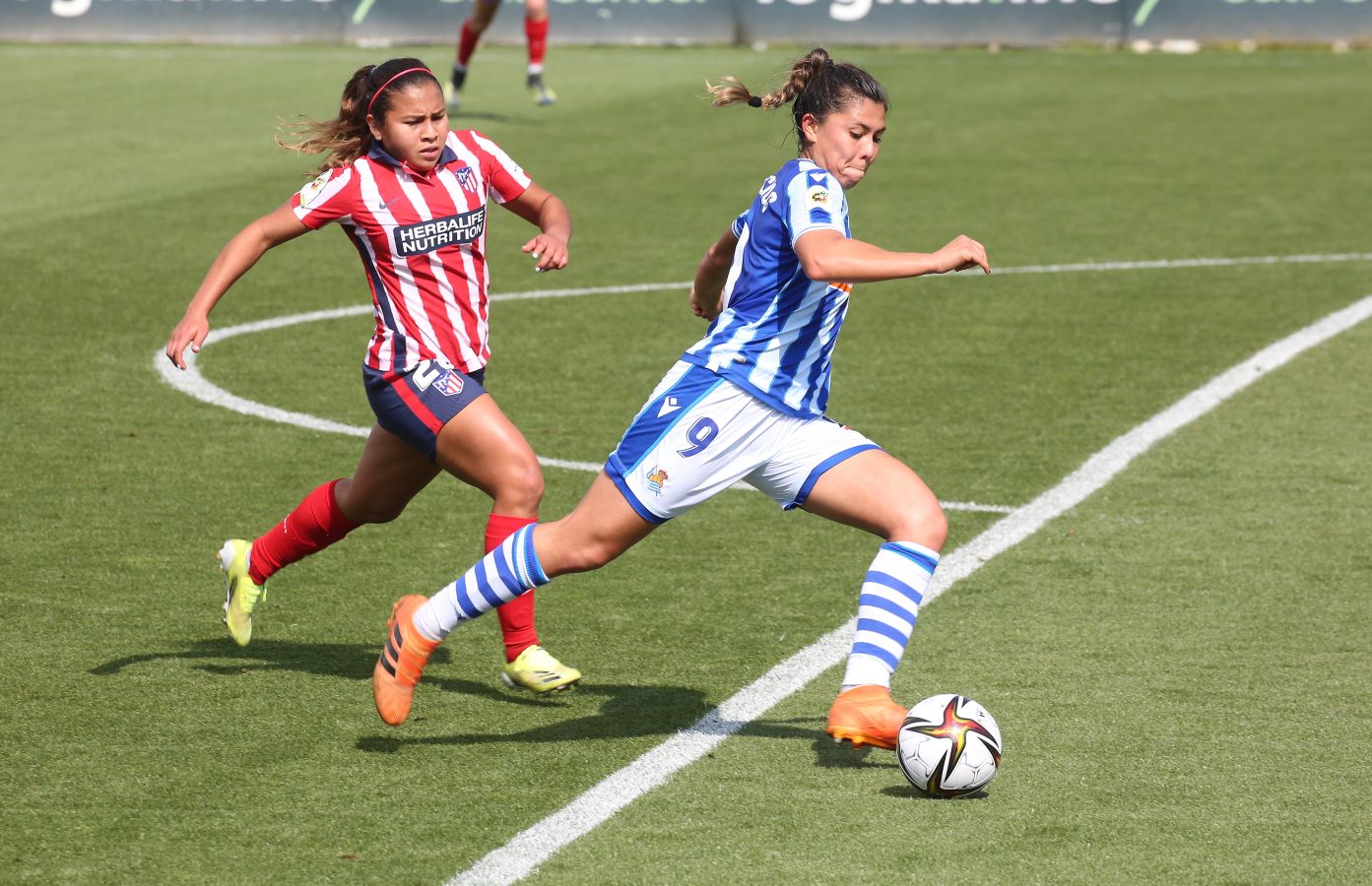 Nerea Eizaguirre protege un balón ante dos jugadoras del Atlético de Madrid. 
