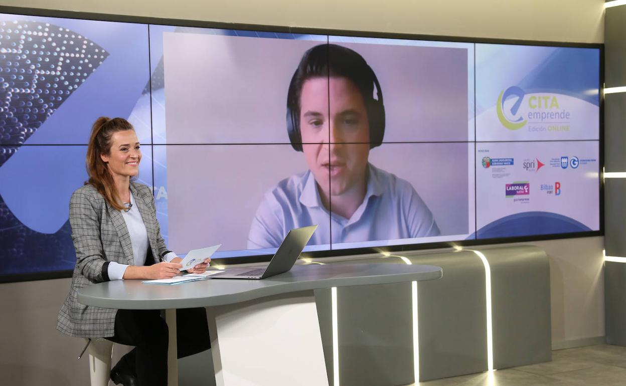 Maitena Salinas, en plató, y Paul Van Son en la pantalla conectado a través de Internet. 