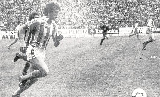 Diego avanza por la banda derecha en El Molinón el día que se ganó la Liga.