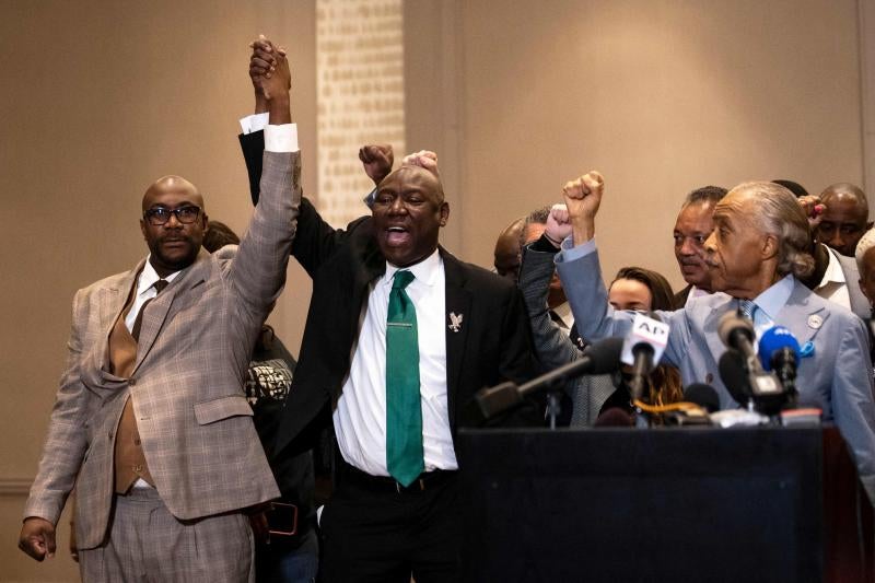 Philonise Floyd (izquierda), el abogado Ben Crump (C) y el reverendo Al Sharpton (derecha) reaccionan tras el veredicto en el juicio del ex oficial de policía Derek Chauvin en Minneapolis.