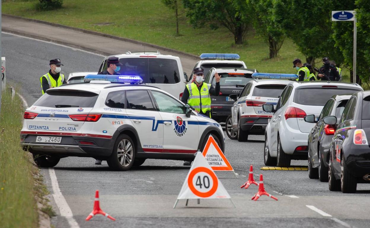 Control de la Ertzaintza del cierre perimetral en San Sebastián.