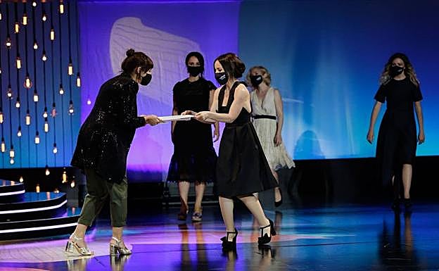 La chilena Maite Alberdi recibe el premio del Zinemaldia para 'El agente topo' en el escenario del Kursaal.